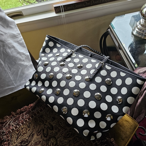 New-MK JetSet Studded Tote 🖤🤍 - Picture 14 of 16
